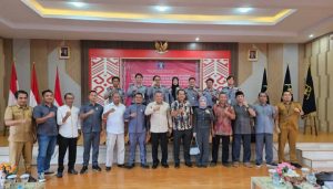 Kepala Kanwil Kemenkum Sulut, Kurniaman Telaumbanua foto bersama segenap Anggota dan Pimpinan DPRD Bolmut