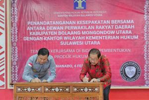 Ketua DPRD Bolmut, Frangky Chendra, bersama Kepala Kanwil Kemenkum Sulut, Kurniaman Telaumbanua, saat menandatangani kerja sama pembentukan produk hukum
