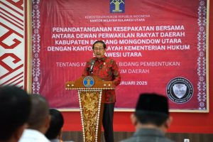 Ketua DPRD Bolmut, Frangky Chendra saat menyampaikan sambutan dalam kerja sama pembentukan produk hukum
