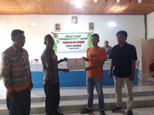 Penyerahan secara simbolis 20% Dana Desa kepada pengurus BUMDes