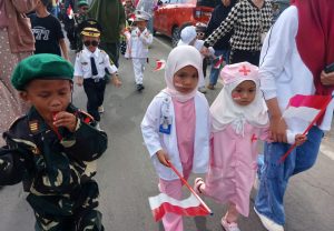 Peserta Parade Mengenakan Pakaian Seragam Profesi